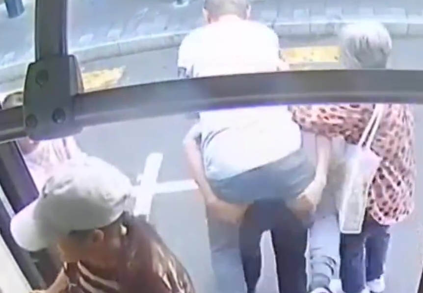 深圳巴士司机背长者落车。