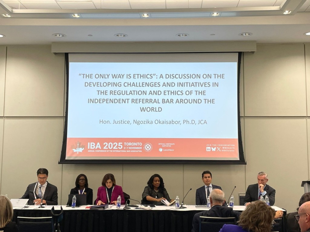 大律師公會主席毛樂禮(左一)主持「道德方為正道」(The only way is ethics)研討會。大律師公會圖片 大律師公會主席毛樂禮(左一)主持「道德方為正道」(The only way is ethics)研討會。大律師公會圖片