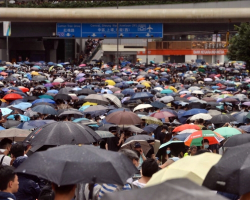 黃色暴雨警告信號生效。資料圖片