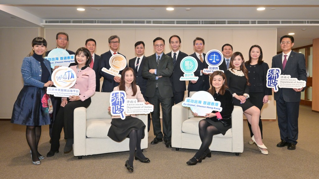 張國鈞（後排中）與專家委員在會議前合照。政府新聞處