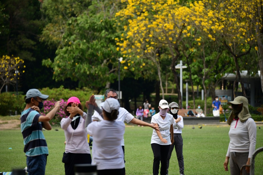 西營盤中山紀念公園市民外出感受春天氣息。