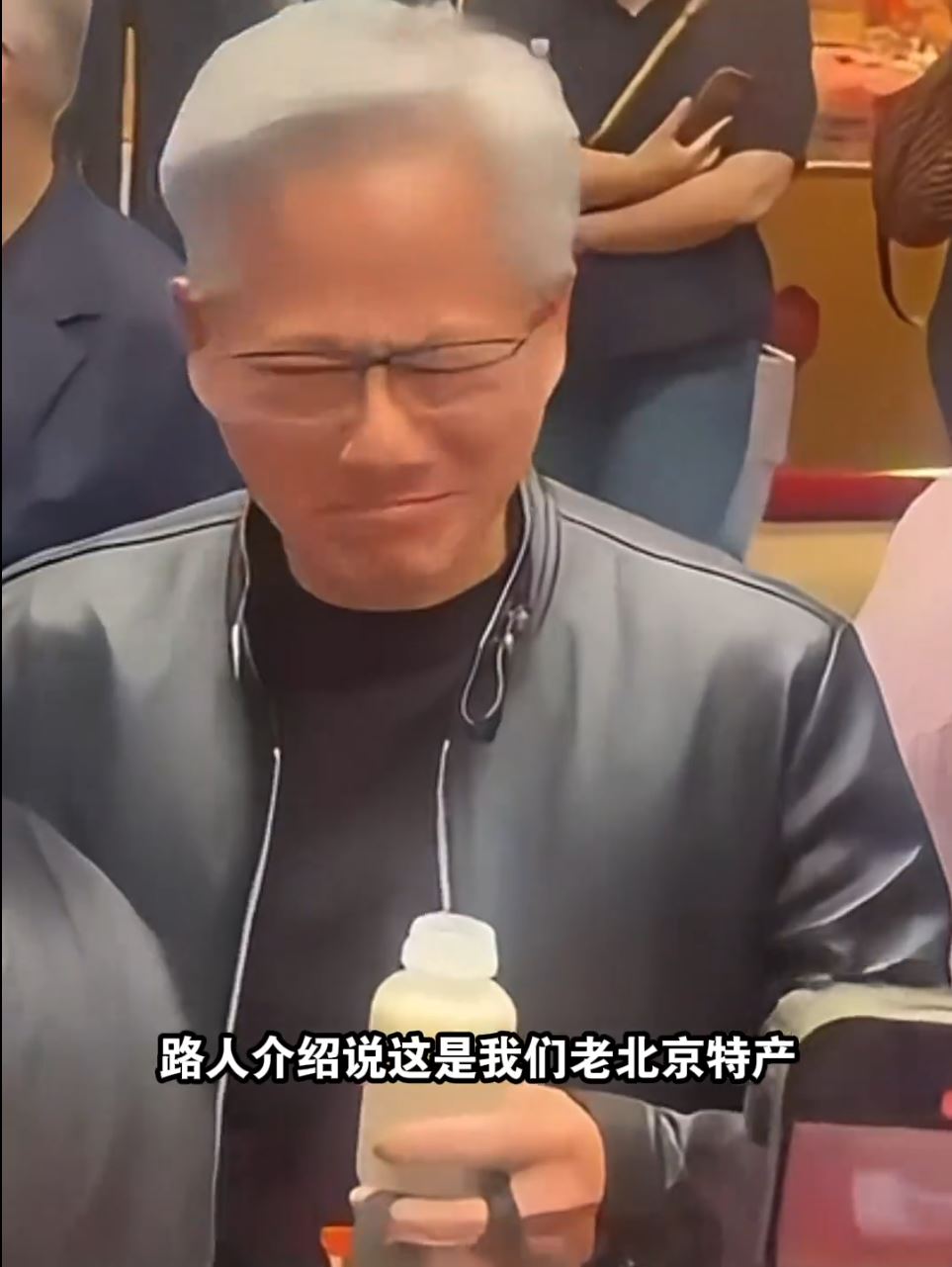 黃仁勛在北京「掃街」品嘗各種地道小食。抖音