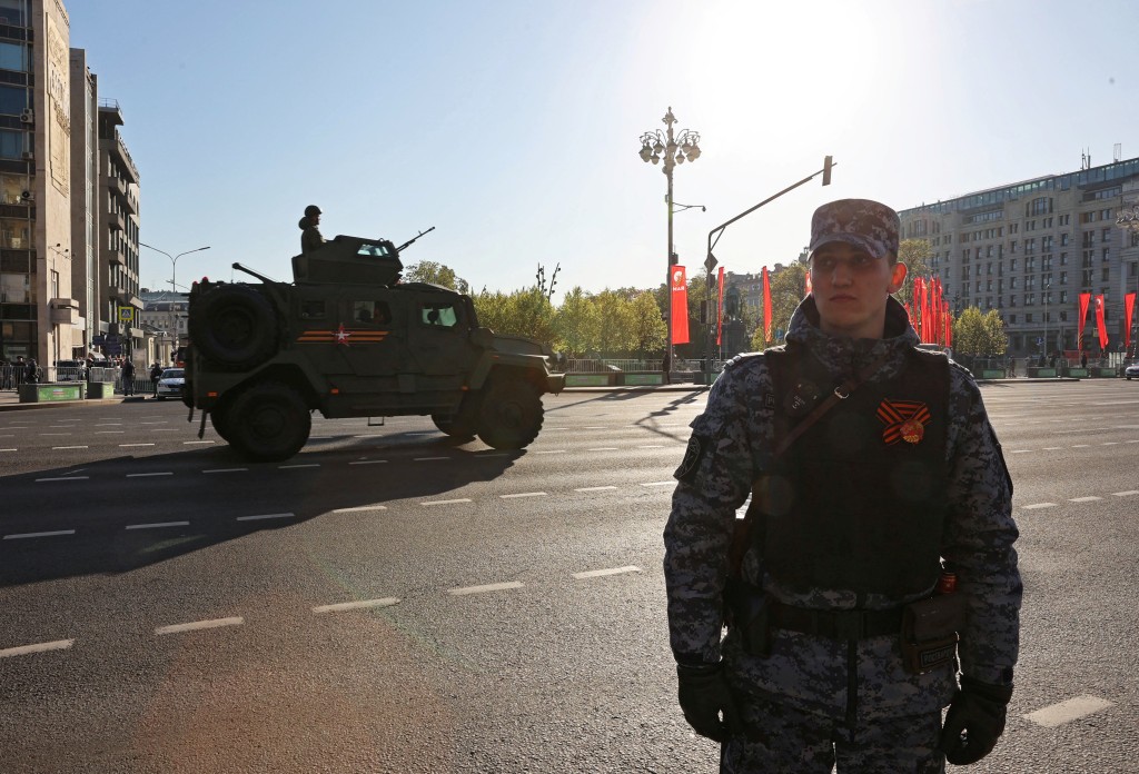 一辆俄罗斯全地形装甲车在胜利日阅兵前沿著街道行驶。路透社