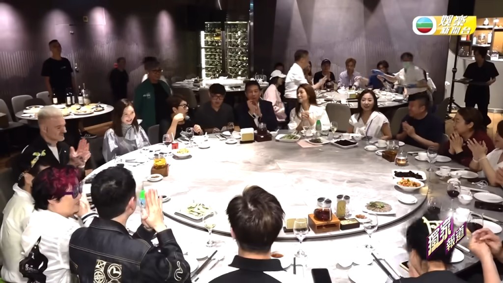 《中年好聲音》三季的參賽者與肥媽、車婉婉、黑妹李麗霞及韋綺姍等再慶功。 《中年好聲音》三季的參賽者與肥媽、車婉婉、黑妹李麗霞及韋綺姍等再慶功。