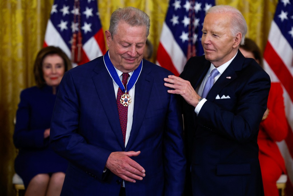 拜登向前副總統戈爾頒發「總統自由勳章」。(路透社)