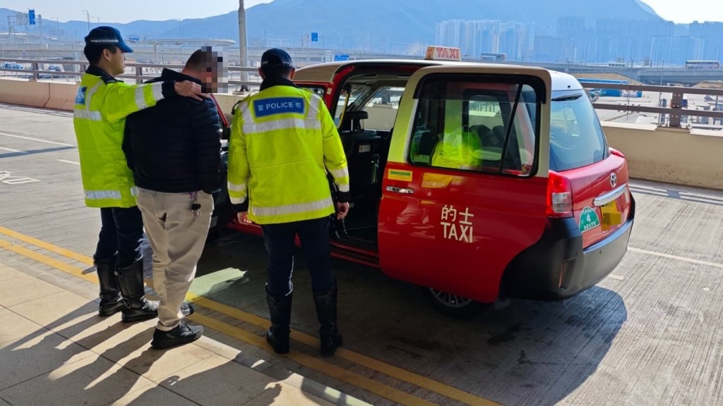 警方元旦假期放蛇打擊黑的 拘48歲司機涉兜路去港珠澳大橋。警方圖片