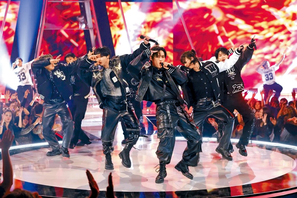 Stray Kids翻唱*NSYNC的《Bye Bye Bye》，现场气氛高涨。