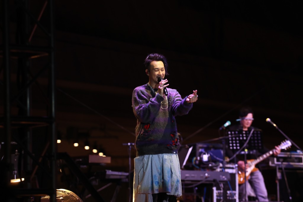吴浩康昨晚在演唱会上演唱多首旧歌。