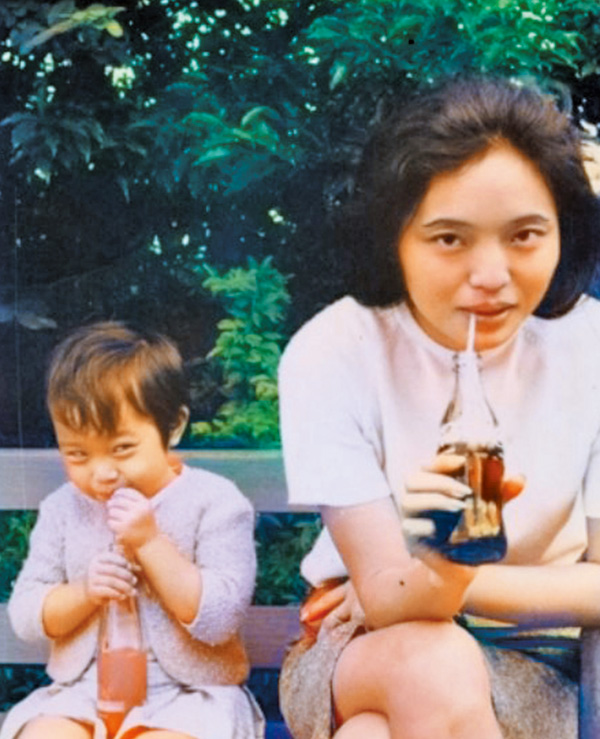 與媽媽相處僅得八年的陳法蓉，印象最深刻的是，媽媽懷着妹妹的時候患上重病，需要不時出入醫院。