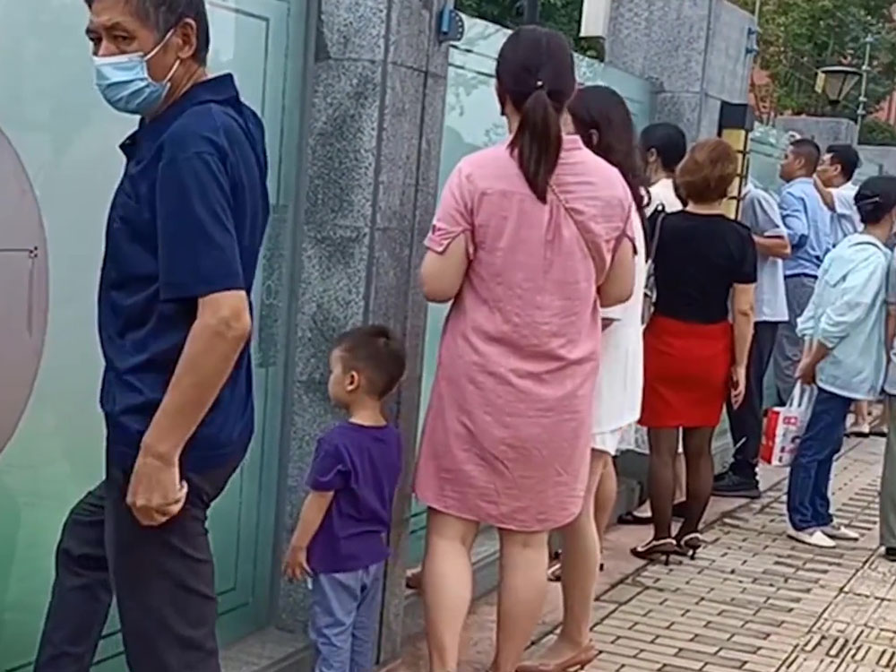 開學了！家長透過縫隙貼牆暗中觀察孩子校內情況。