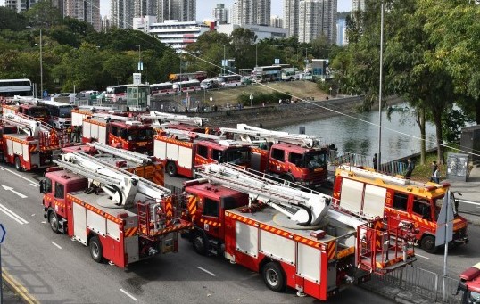 霍振明表示，當日知道宏福苑消防系統關閉維修後，已額外派消防車增援，並因應搜救再派額外兩輛消防車，因應樓宇大維修預案再額外派兩輛消防車。