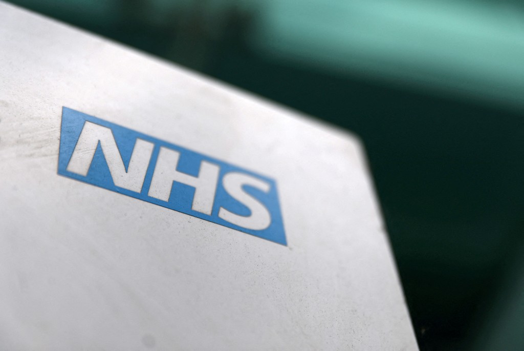 WRN呼籲英國國家醫療服務體系（NHS）廢除其2019年的指導方針。 路透