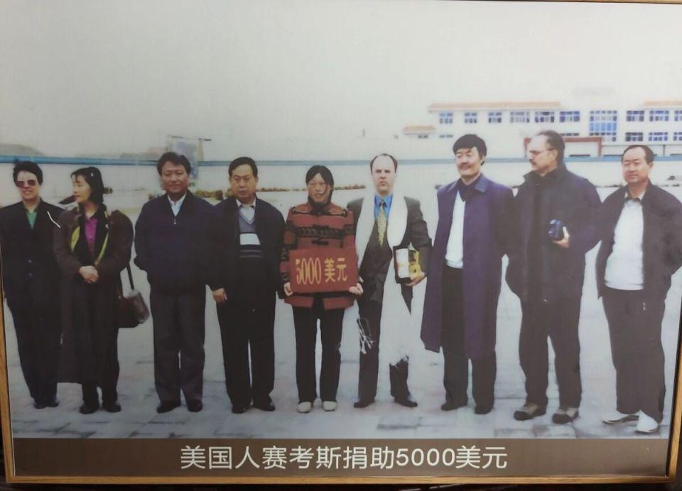 賽考斯27年前捐5千美元助內蒙、陝西一帶治沙。百度 賽考斯27年前捐5千美元助內蒙、陝西一帶治沙。百度