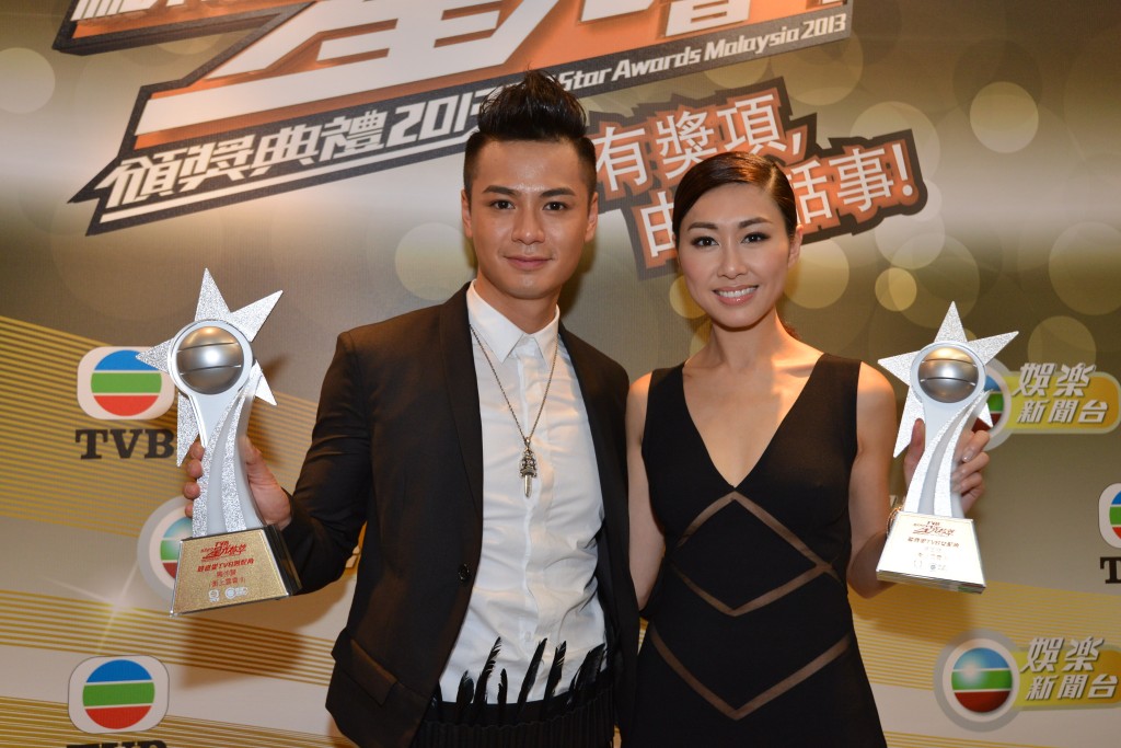 胡定欣（右）凭《冲上云霄II》获《TVB马来西亚星光荟萃颁奖典礼2013》颁发荣获「最喜爱TVB女配角」及「最喜爱TVB角色」。