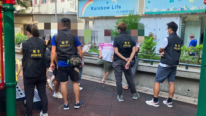 警方一連5日在荃灣區內打擊違限聚令。警方提供