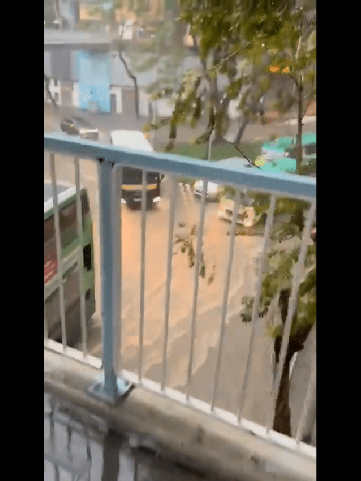 汽車仿如在河中行駛 汽車仿如在河中行駛