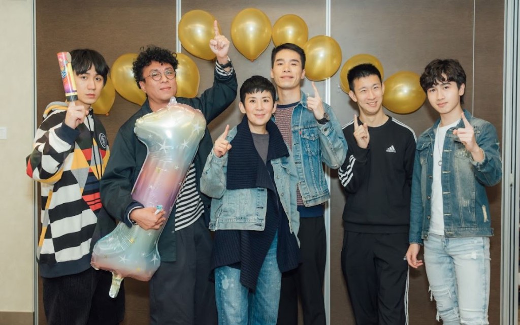 眾人對於電影有好成績，表現興奮。