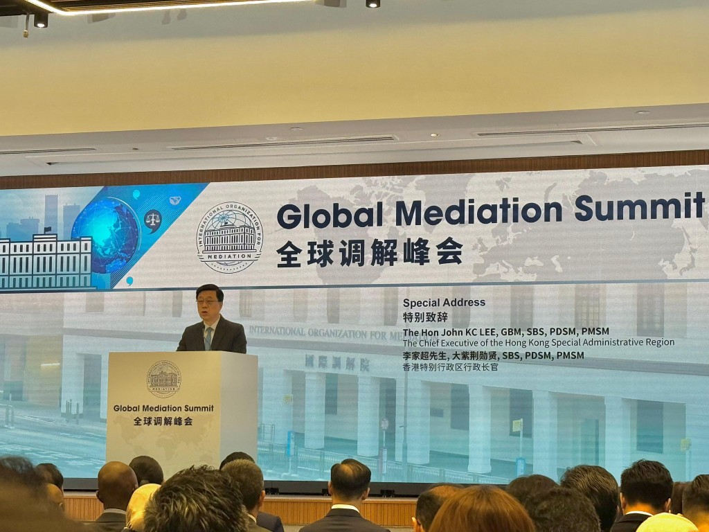 行政長官李家超在致辭中提到，在日益複雜且多變的全球環境下，追求和平與以和平方式解決爭議比以往任何時候都更為重要。