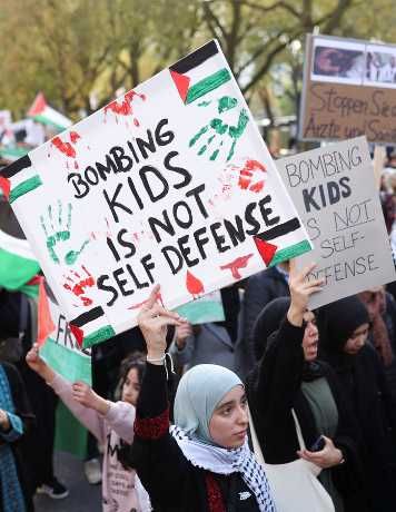 德國杜塞爾多夫周六有示威者在聲援加沙巴人的示威中舉起反以標語牌。路透社