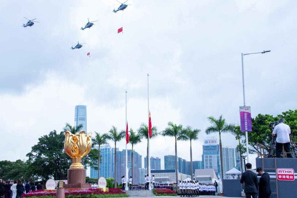 今早（1日）於灣仔金紫荊廣場舉行升旗儀式，慶香港回歸祖國26年。香港警察FB圖片