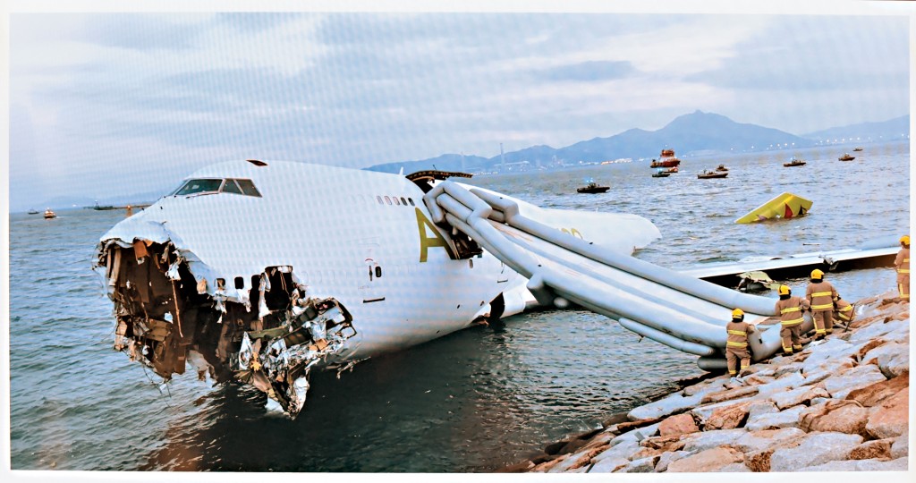 阿聯酋航空貨機降落香港國際機場北跑道後罕見地左轉偏離跑道,撞向巡邏車後墮海,機頭損毀嚴重。