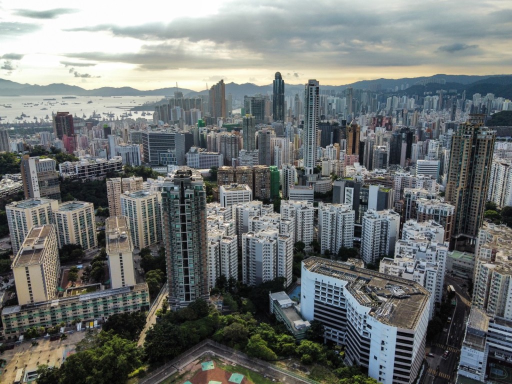 專家認為，本地銀行股較容易受香港商業房地產問題拖累，表現或較為遜色。