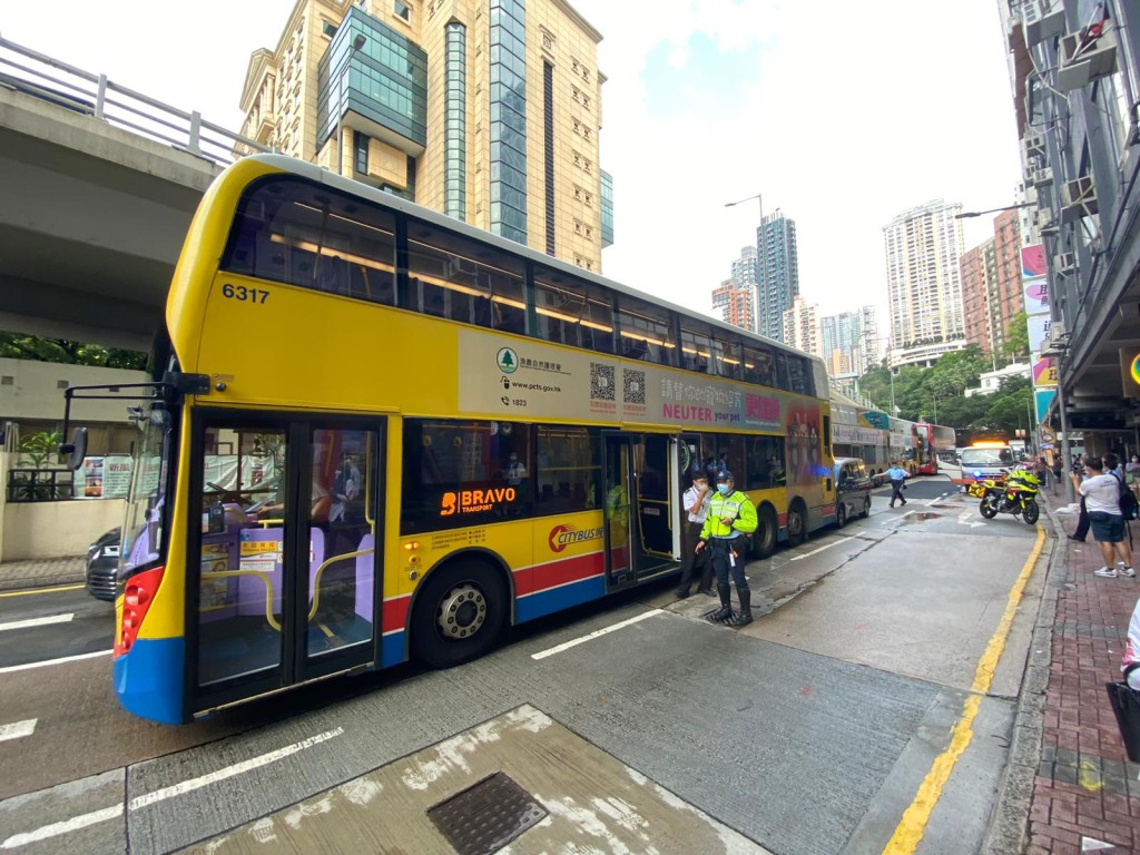 銅鑼灣一輛七人車懷疑收制不及，撼巴士車尾。