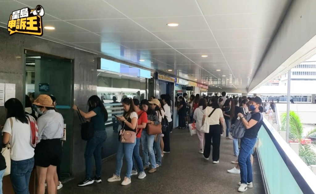 假期時,中環一間財務公司,借錢外傭人龍排到出門口。 假期時,中環一間財務公司,借錢外傭人龍排到出門口。