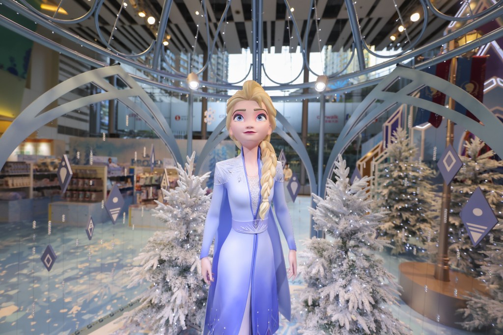爱莎女王塑像会于炫白冰雪水晶庭园现身。（Citywalk荃新天地）