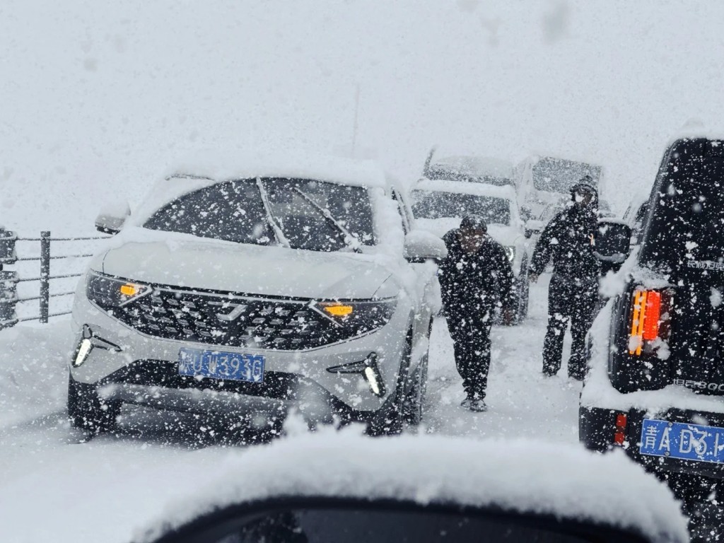 國慶新疆暴雪，車輛滯留。小紅書@炫仔餃子