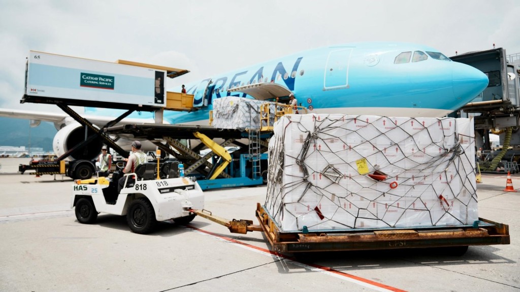 鮮活食品由加拿大空運到香港國際機場。