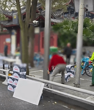 成都市民哄搶馬拉松物資。小紅書@跑馬去旅行 成都市民哄搶馬拉松物資。小紅書@跑馬去旅行