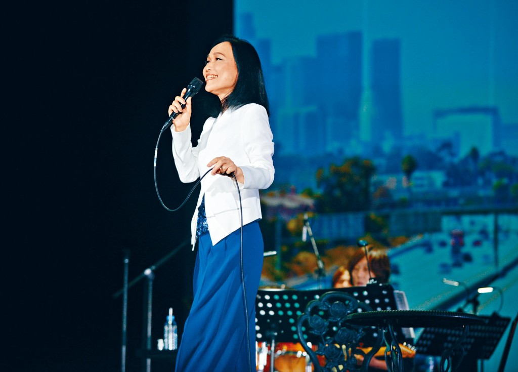 五輪真弓名曲《戀人啊》曾被改編成十八個版本。
　