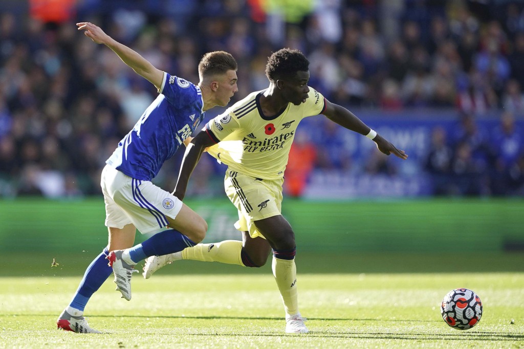 沙卡(右)在邊路突破，發揮極大威脅。REUTERS