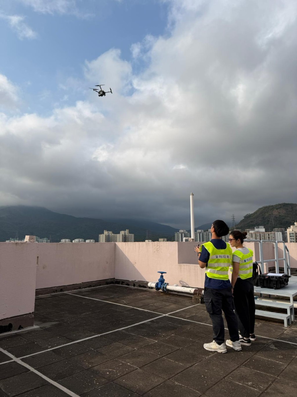 為配合警隊推動智慧警政策略方針,警方引入小型無人機,執行市區反罪惡高空巡邏。 為配合警隊推動智慧警政策略方針,警方引入小型無人機,執行市區反罪惡高空巡邏。