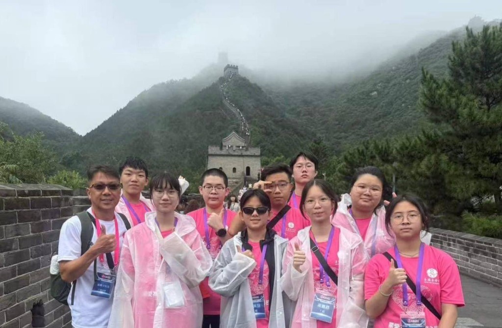 團員登上萬里長城見證國家的歷史偉大建築。