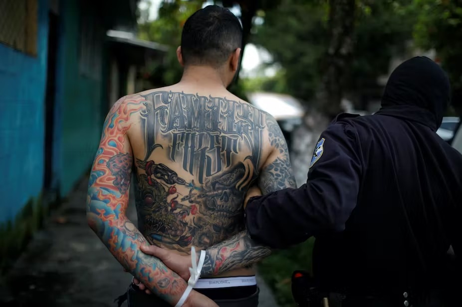 萨尔瓦多一名黑帮分子被警察拘捕。路透社