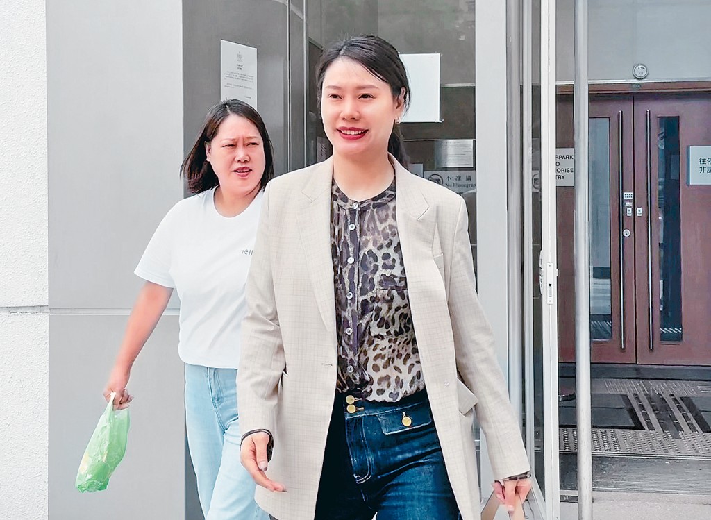 被告周芙容（右）被控串谋诈骗及串谋以欺骗手段取得服务两罪。