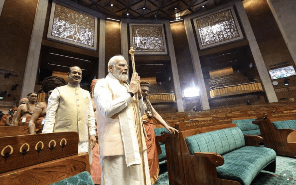印度国会特别会议移师新建的国会大楼召开，「妇女保障席次法案」成为国会在新大楼提出的第一个法案。
