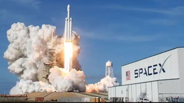 SpaceX的獵鷹9號火箭早前發射升空。路透社
