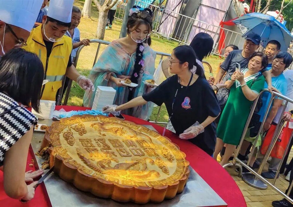 武漢現194公斤巨型月餅。極目新聞