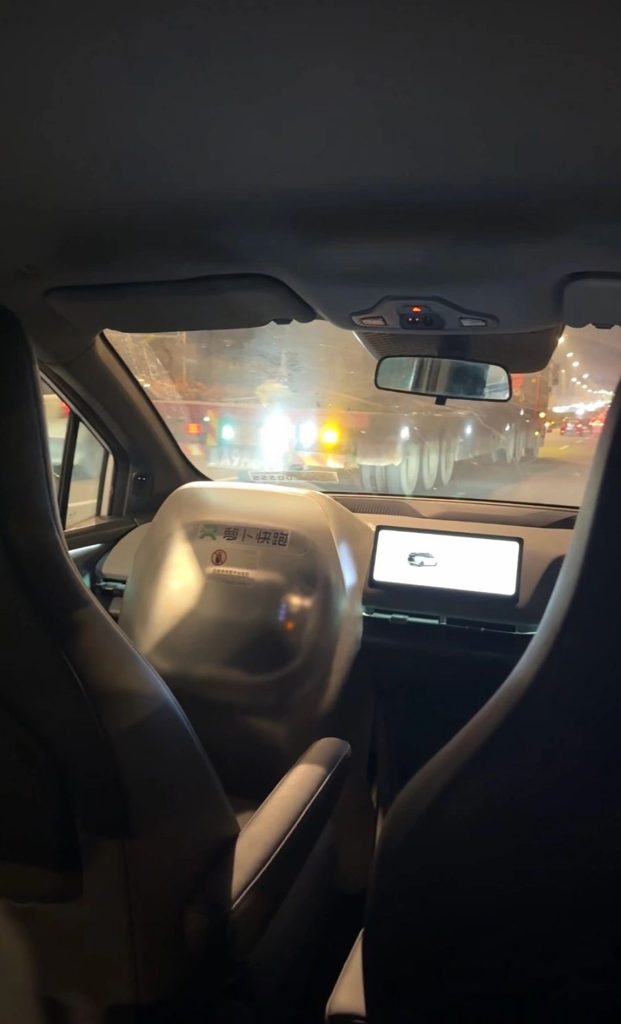 有乘客被困车内近两小时。 有乘客被困车内近两小时。