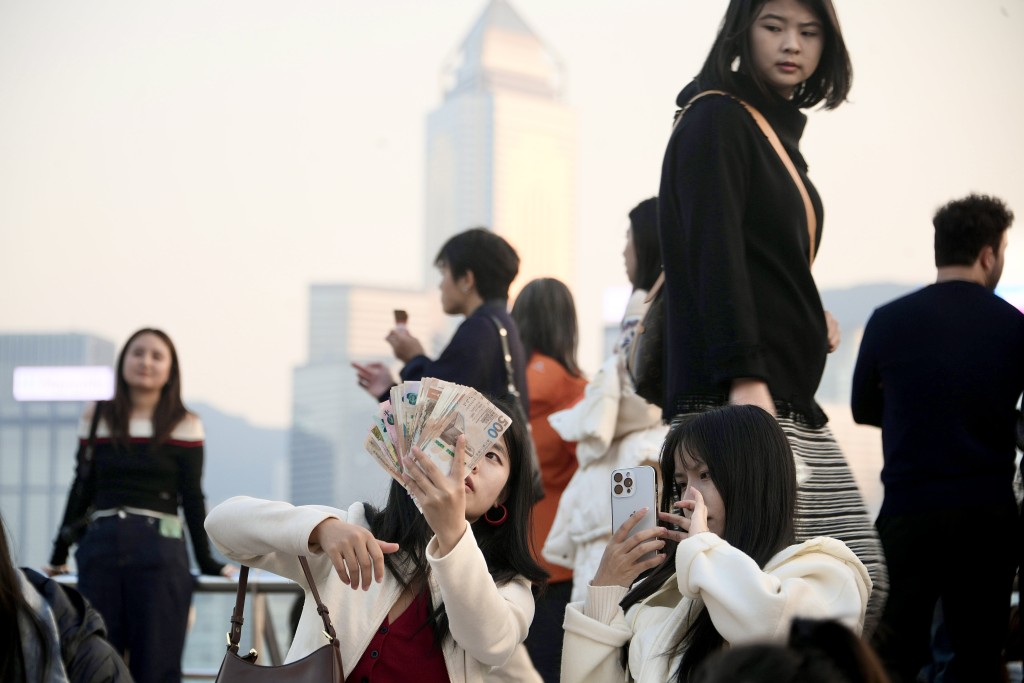 過去一年旅客人數和零售食肆收益有增長。資料圖片 過去一年旅客人數和零售食肆收益有增長。資料圖片