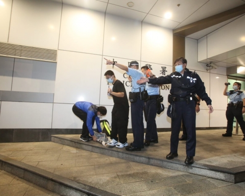 中區警署外2人聲援鍾翰林被驅趕。