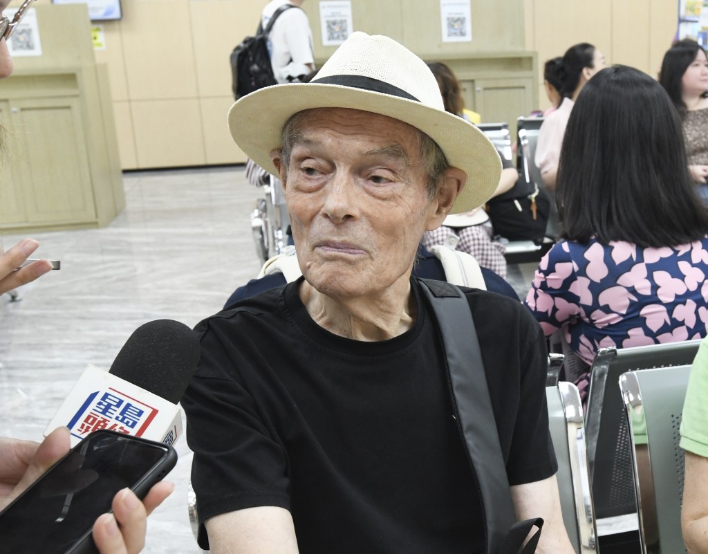 George Elledge表示，申领「回乡证」是希望能够方便到内地旅游。何君健摄