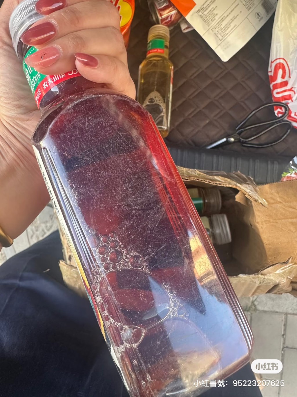 饮品表面有大量划痕,网民怀疑曾被清洗。 饮品表面有大量划痕,网民怀疑曾被清洗。
