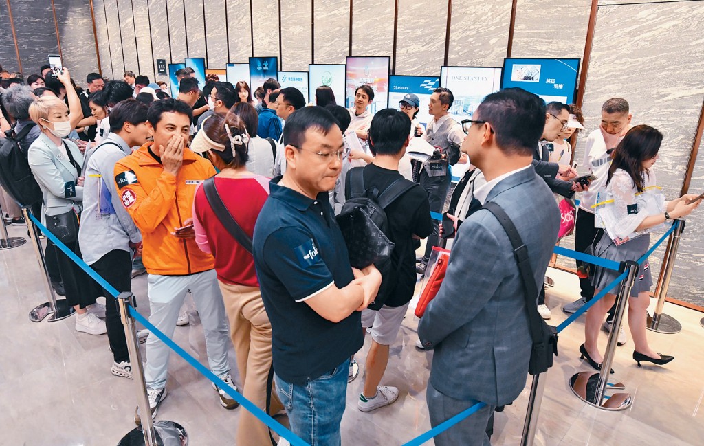 旺角映居開售前已有大批準買家到場等候，出現排隊人龍，現場氣氛熱鬧。