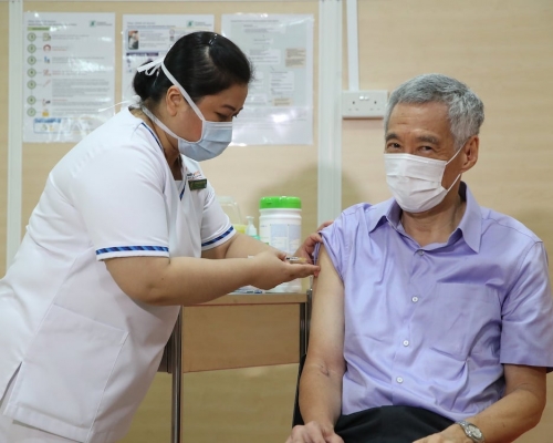 新加坡總理李顯龍周五早上到醫院注射新冠肺炎疫苗。李顯龍FB