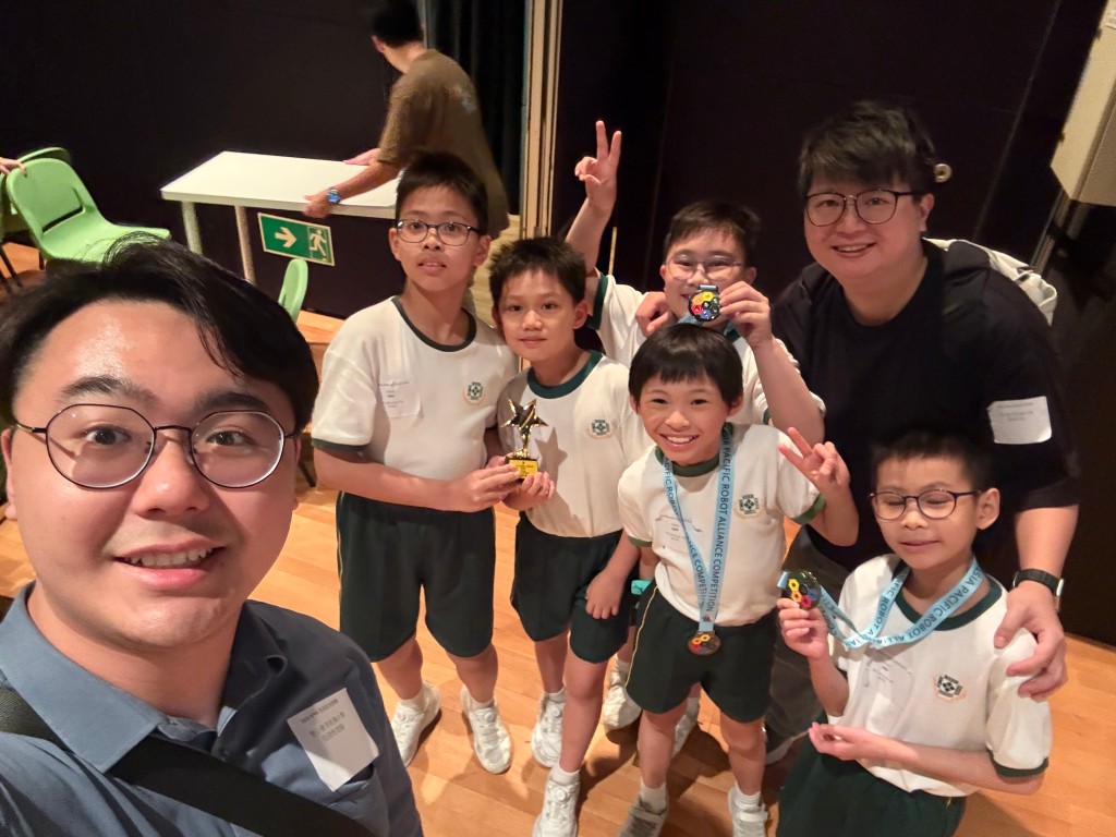 聖公會李兆強小學在上學年於各類本地及國際STEAM賽事中,累積獲獎數量高達逾300個,亮麗的成績彰顯了學生卓越的創新及實踐能力。 聖公會李兆強小學在上學年於各類本地及國際STEAM賽事中,累積獲獎數量高達逾300個,亮麗的成績彰顯了學生卓越的創新及實踐能力。