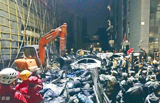 浙江海宁污水罐倒塌后，救援人员在事故现场救援。